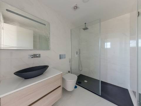 Penthouse T3 com Piscina Privada Aquecida, Terraço e Box | Urbanização do Infantado, Loures