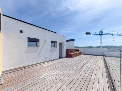 Penthouse T3 com Piscina Privada Aquecida, Terraço e Box | Urbanização do Infantado, Loures
