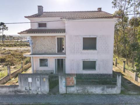 Moradia T5 Inacabada na Quinta da Torre, Marquesa I e III, Quinta do Anjo, Palmela.