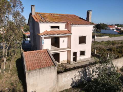 Moradia T5 Inacabada na Quinta da Torre, Marquesa I e III, Quinta do Anjo, Palmela.
