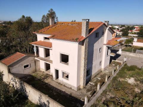 Moradia T5 Inacabada na Quinta da Torre, Marquesa I e III, Quinta do Anjo, Palmela.