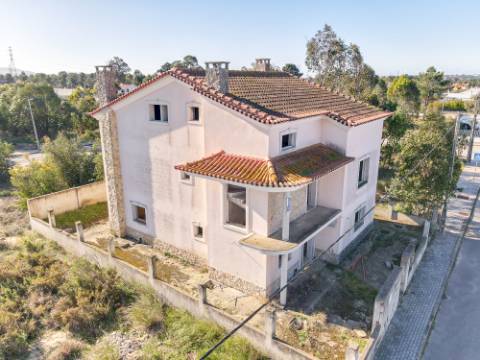 Moradia T5 Inacabada na Quinta da Torre, Marquesa I e III, Quinta do Anjo, Palmela.