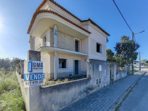 Moradia T5 Inacabada na Quinta da Torre, Marquesa I e III, Quinta do Anjo, Palmela.