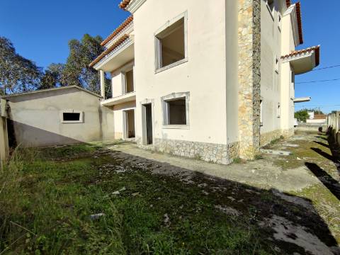 Moradia T5 Inacabada na Quinta da Torre, Marquesa I e III, Quinta do Anjo, Palmela.