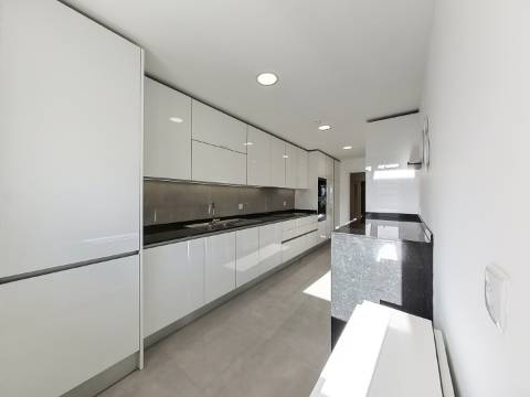 Apartamento T2 novo para arrendamento no Infantado, em Loures.