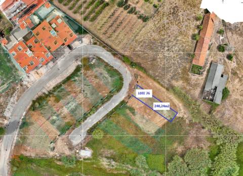 Terreno urbano para construção de moradia em banda com 240,24m2 na Lourinhã - MIRAGAIA E MARTELEIRA