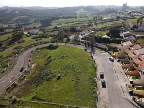 Terreno urbano para construção de moradia em banda com 240,24m2 na Lourinhã - MIRAGAIA E MARTELEIRA