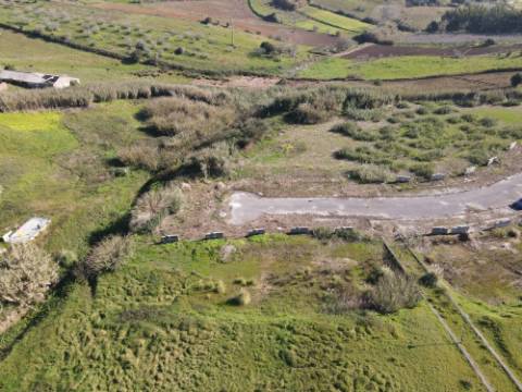 Terreno urbano para construção de moradia em banda com 240,24m2 na Lourinhã - MIRAGAIA E MARTELEIRA