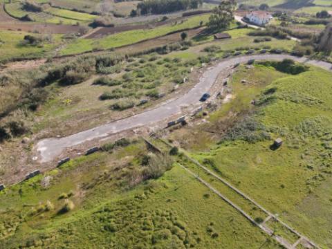 Terreno urbano para construção de moradia em banda com 240,24m2 na Lourinhã - MIRAGAIA E MARTELEIRA