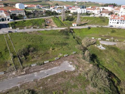 Terreno urbano para construção de moradia em banda com 240,24m2 na Lourinhã - MIRAGAIA E MARTELEIRA