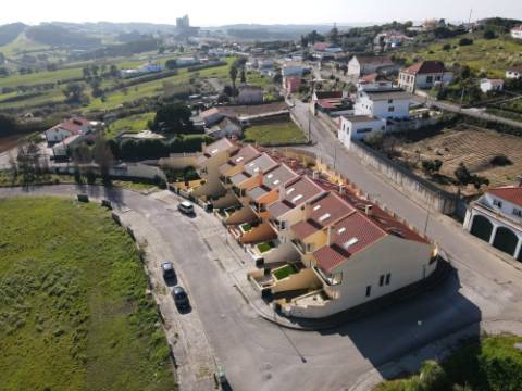 Terreno urbano para construção de moradia em banda com 240,24m2 na Lourinhã - MIRAGAIA E MARTELEIRA
