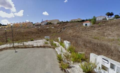 Terreno urbano para construção de moradia em banda com 240,24m2 na Lourinhã - MIRAGAIA E MARTELEIRA