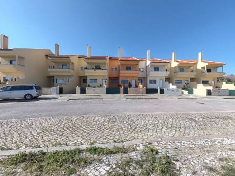 Terreno urbano para construção de moradia em banda com 240,24m2 na Lourinhã - MIRAGAIA E MARTELEIRA