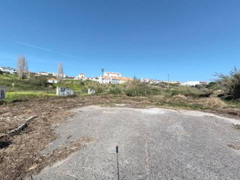 Terreno urbano para construção de moradia em banda com 240,24m2 na Lourinhã - MIRAGAIA E MARTELEIRA