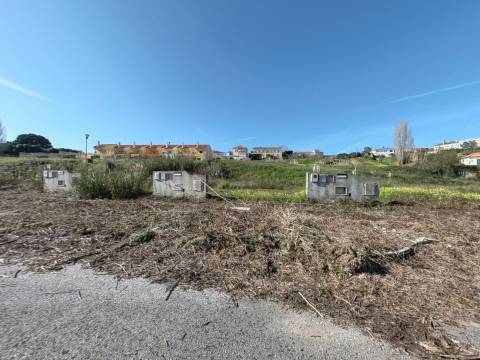 Terreno urbano para construção de moradia em banda com 240,24m2 na Lourinhã - MIRAGAIA E MARTELEIRA