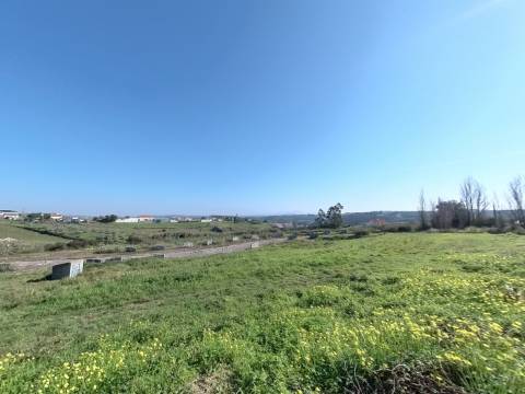 Terreno urbano para construção de moradia em banda com 240,24m2 na Lourinhã - MIRAGAIA E MARTELEIRA