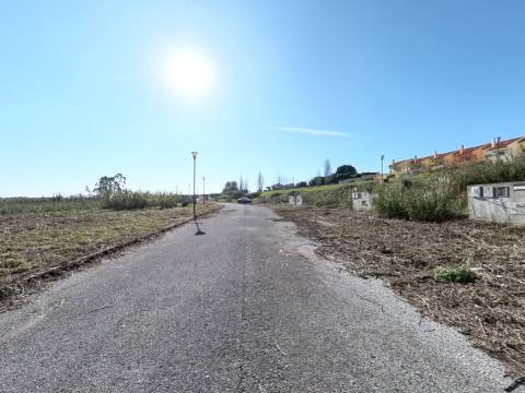 Terreno urbano para construção de moradia em banda com 240,24m2 na Lourinhã - MIRAGAIA E MARTELEIRA