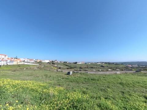 Terreno urbano para construção de moradia em banda com 240,24m2 na Lourinhã - MIRAGAIA E MARTELEIRA