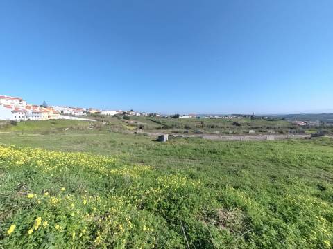 Terreno urbano para construção de moradia em banda com 240,24m2 na Lourinhã - MIRAGAIA E MARTELEIRA