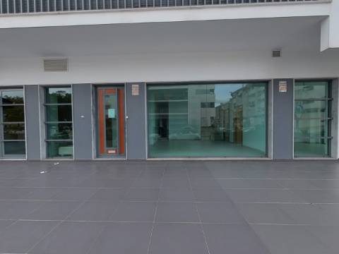 Loja para comércio ou serviços em Odivelas, próximo do metro.