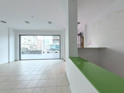 Loja para comércio ou serviços em Odivelas, próximo do metro.