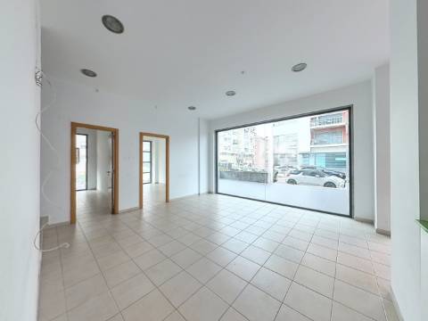 Loja para comércio ou serviços em Odivelas, próximo do metro.