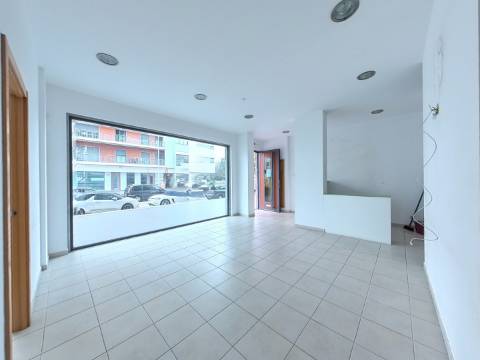 Loja para comércio ou serviços em Odivelas, próximo do metro.