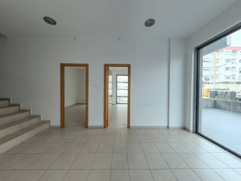 Loja para comércio ou serviços em Odivelas, próximo do metro.