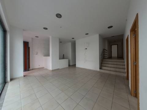 Loja para comércio ou serviços em Odivelas, próximo do metro.