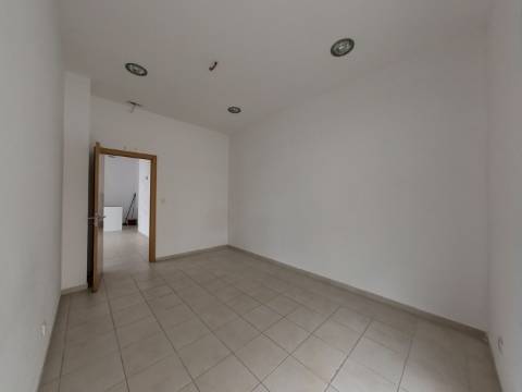 Loja para comércio ou serviços em Odivelas, próximo do metro.