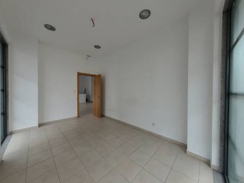 Loja para comércio ou serviços em Odivelas, próximo do metro.