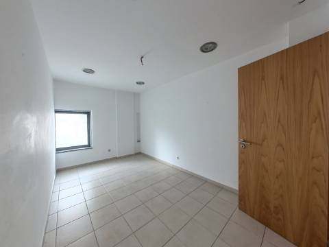 Loja para comércio ou serviços em Odivelas, próximo do metro.