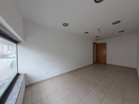 Loja para comércio ou serviços em Odivelas, próximo do metro.