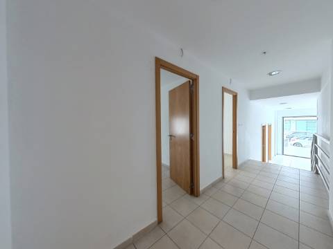 Loja para comércio ou serviços em Odivelas, próximo do metro.