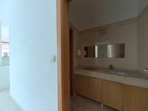 Loja para comércio ou serviços em Odivelas, próximo do metro.