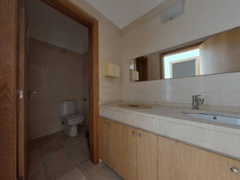 Loja para comércio ou serviços em Odivelas, próximo do metro.