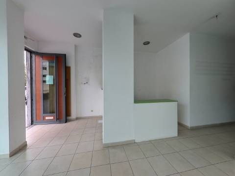 Loja para comércio ou serviços em Odivelas, próximo do metro.