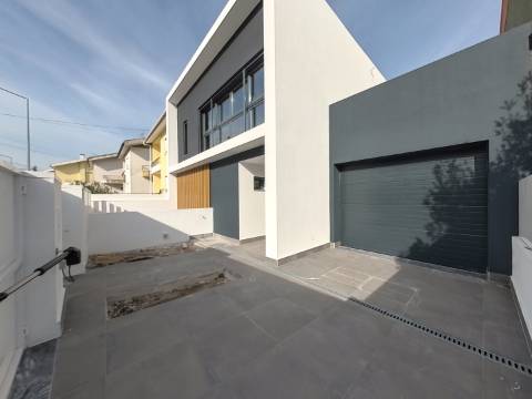 Moradia com piscina, elevador e jardim na Mealhada, Loures.