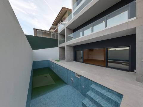 Moradia com piscina, elevador e jardim na Mealhada, Loures.