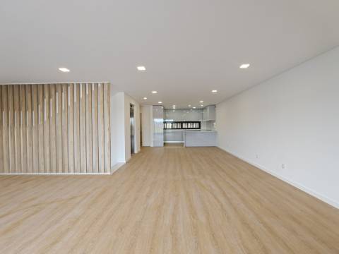 Moradia com piscina, elevador e jardim na Mealhada, Loures.