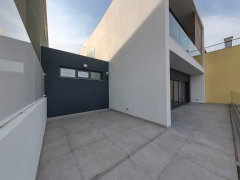 Moradia com piscina, elevador e jardim na Mealhada, Loures.