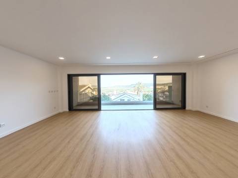 Moradia com piscina, elevador e jardim na Mealhada, Loures.