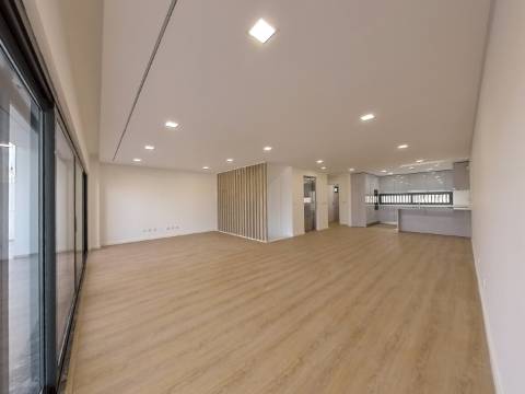 Moradia com piscina, elevador e jardim na Mealhada, Loures.