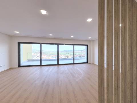 Moradia com piscina, elevador e jardim na Mealhada, Loures.