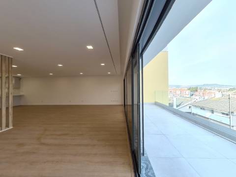 Moradia com piscina, elevador e jardim na Mealhada, Loures.