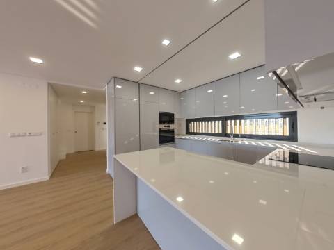 Moradia com piscina, elevador e jardim na Mealhada, Loures.