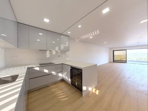 Moradia com piscina, elevador e jardim na Mealhada, Loures.