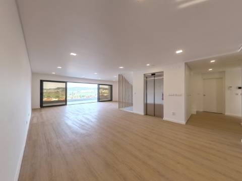 Moradia com piscina, elevador e jardim na Mealhada, Loures.