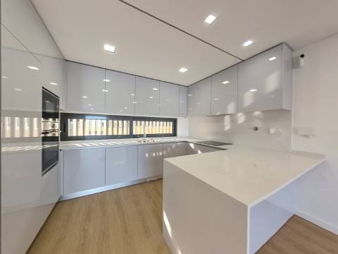 Moradia com piscina, elevador e jardim na Mealhada, Loures.