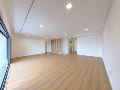 Moradia com piscina, elevador e jardim na Mealhada, Loures.